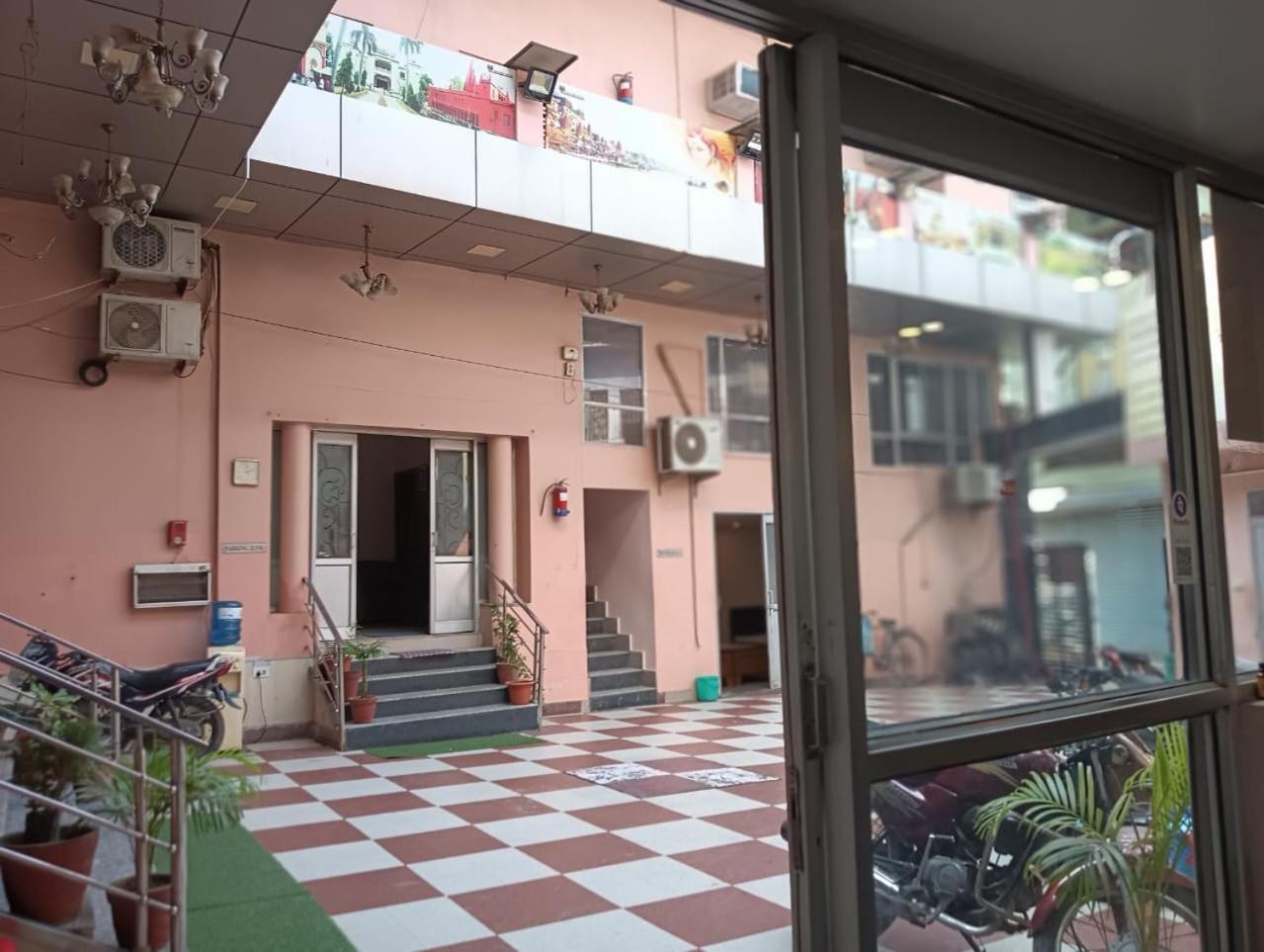 Shree Krishna Hotel Inn Варанаси Экстерьер фото
